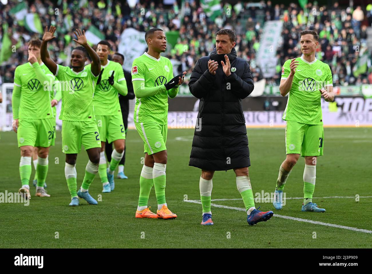 Wolfsburg, Germany. 09th Apr, 2022. Soccer: Bundesliga, VfL Wolfsburg - Arminia Bielefeld, Matchday 29, Volkswagen Arena. Wolfsburg's players rejoice after the game. Credit: Swen Pförtner/dpa - IMPORTANT NOTE: In accordance with the requirements of the DFL Deutsche Fußball Liga and the DFB Deutscher Fußball-Bund, it is prohibited to use or have used photographs taken in the stadium and/or of the match in the form of sequence pictures and/or video-like photo series./dpa/Alamy Live News Stock Photo