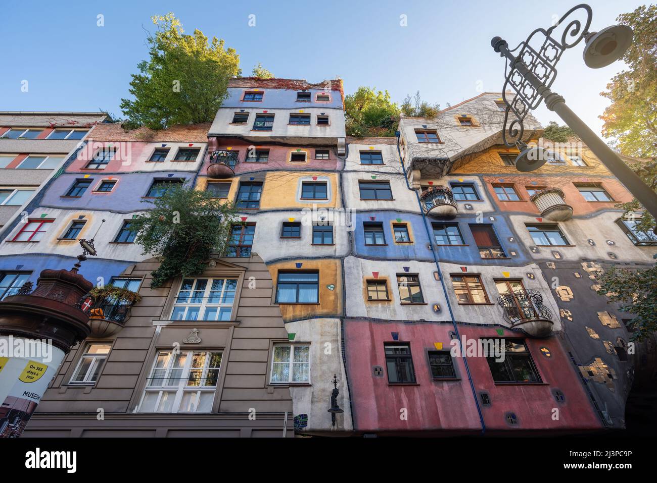 Hundertwasserhaus (Hundertwasser House) - Vienna, Austria Stock Photo