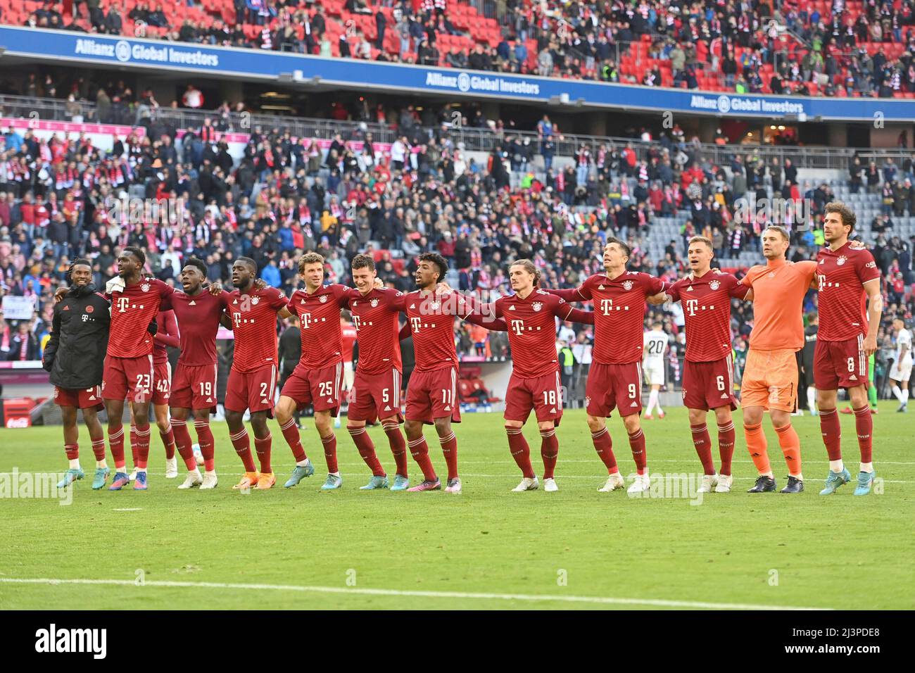 final jubilation, team photo, team, squad, squad photo, jubilation, joy, enthusiasm, football 1st Bundesliga season 2021/2022, 29th matchday, matchday29. FC Bayern Munich - FC Augsburg 1-0 on April 9th, 2022, ALLIANZARENA Munich. Stock Photo