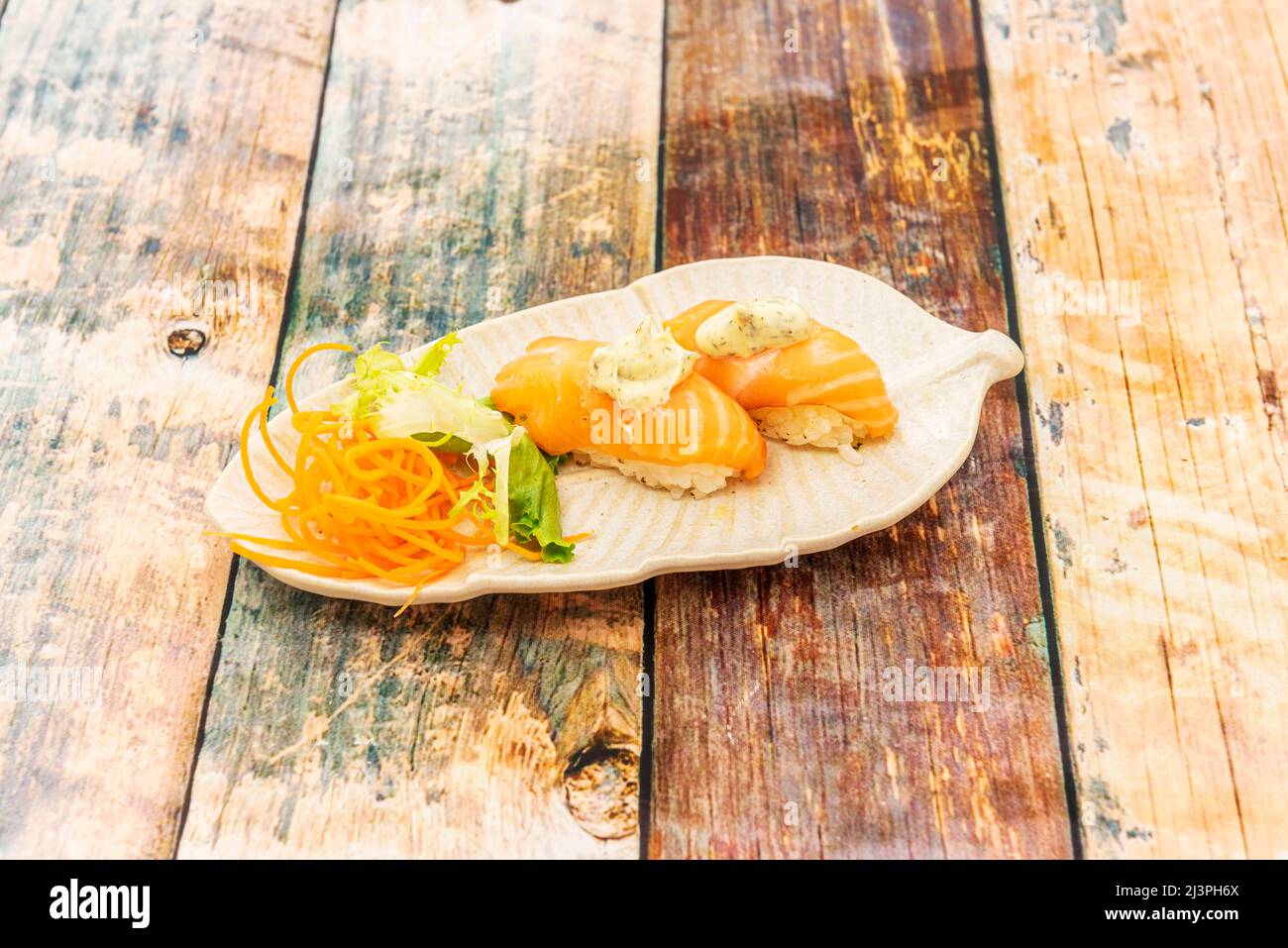 nigiris, sabrosas piezas de la cocina japonesa elaboradas con ingredientes de primera como arroz, salmón y atún de alta calidad Stock Photo