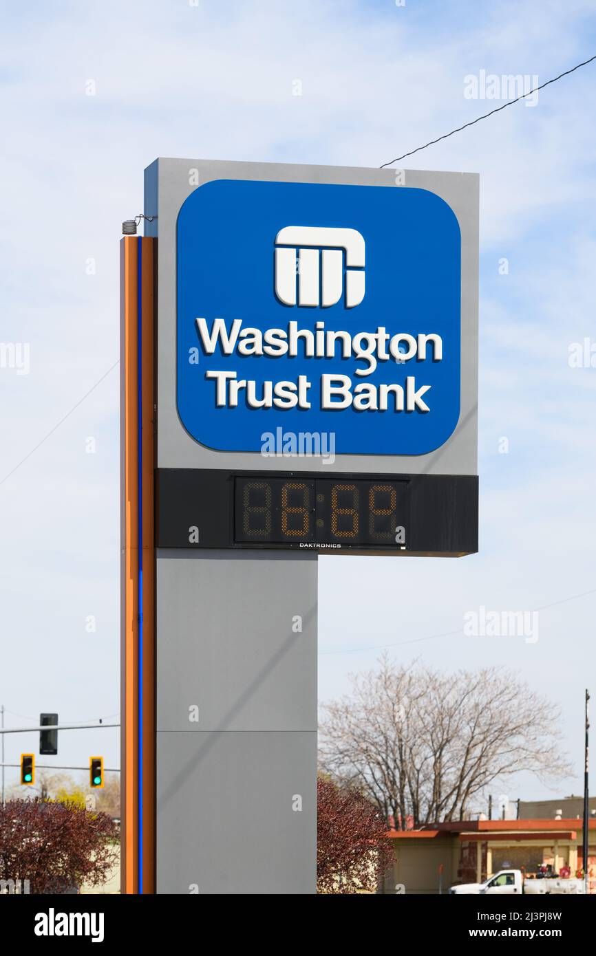 Quincy, WA, USA - April 07, 2022; Sign for Washington Trust Bank in Quincy with temperature in fahrenheit Stock Photo