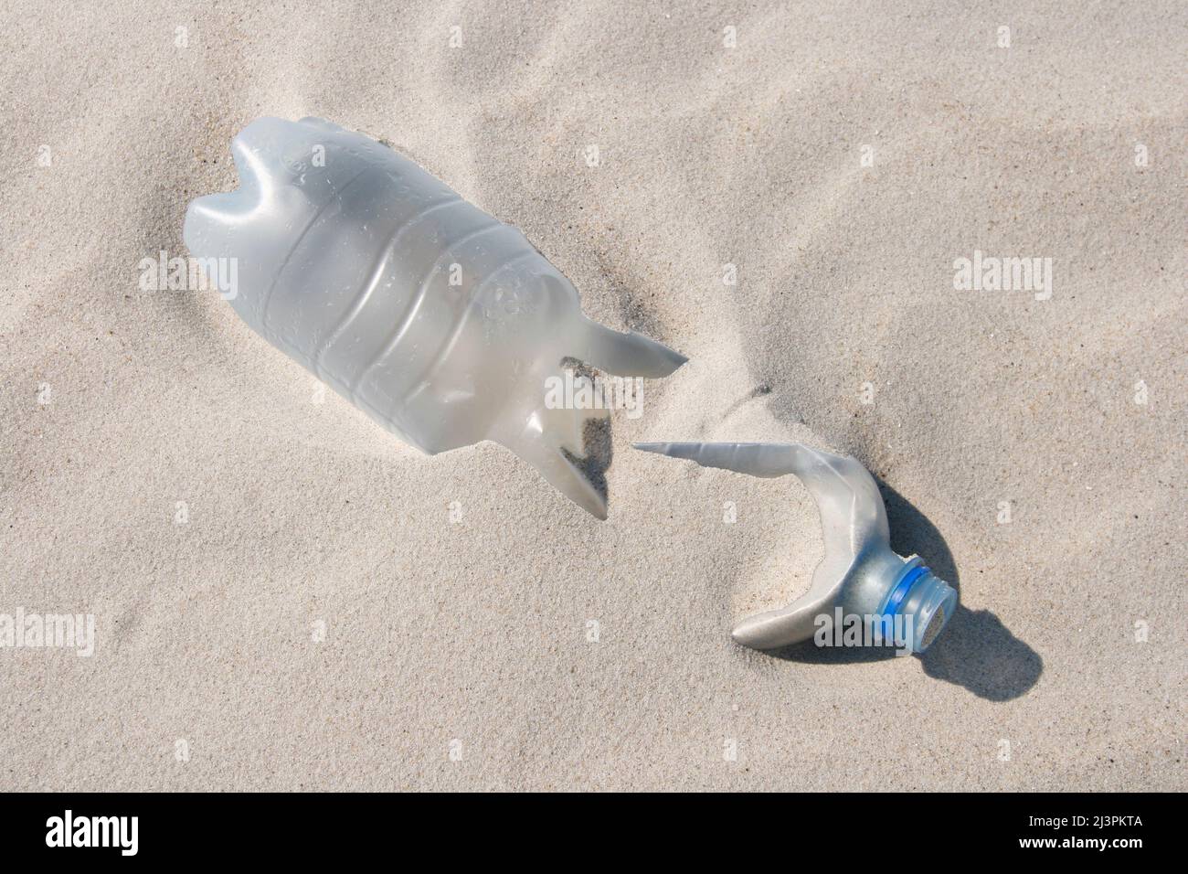 Plastikmüll am Strand, Plastikflsche Stock Photo