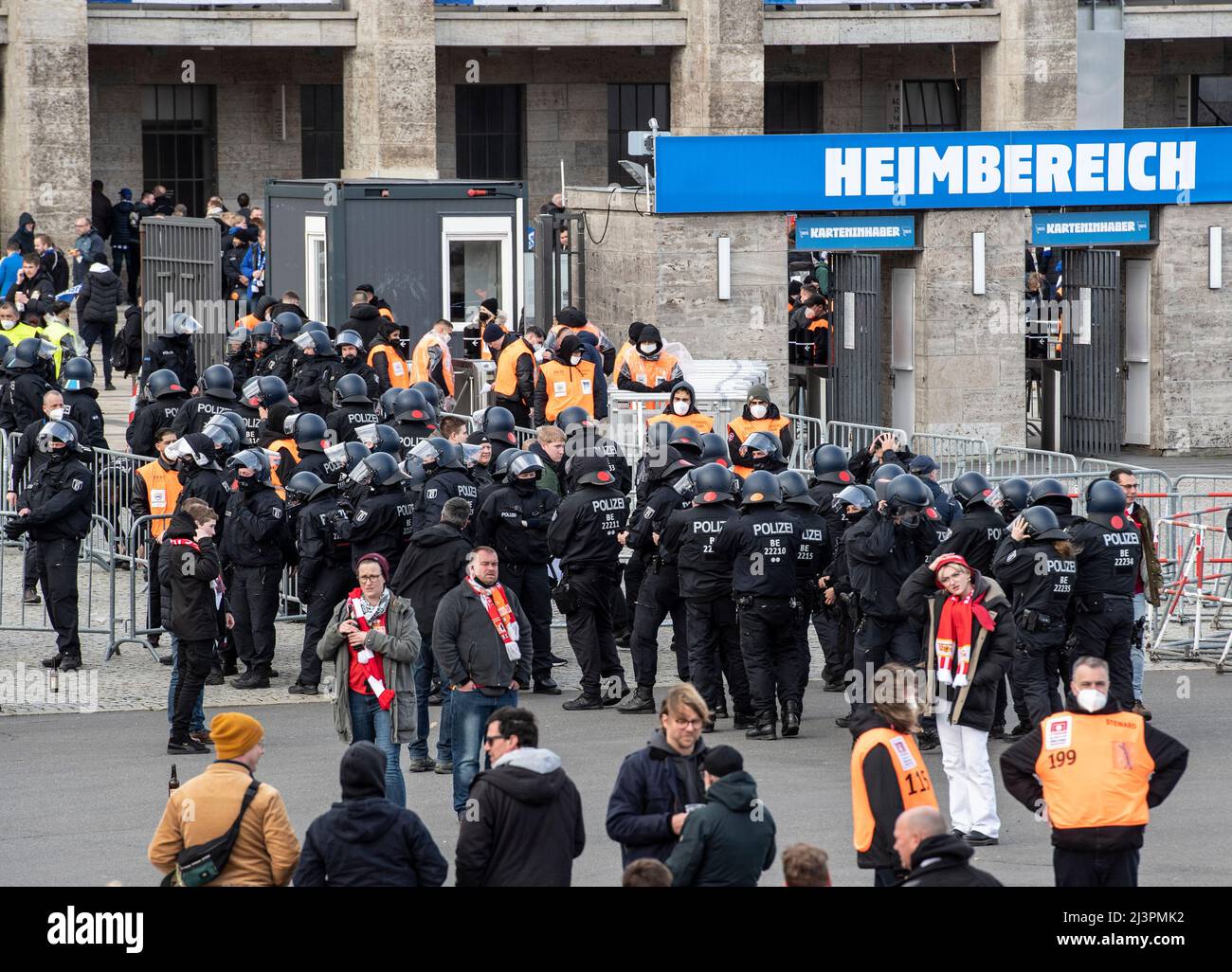 Berlin, Germany. 09th Apr, 2022. Soccer: Bundesliga, Hertha BSC - 1. FC  Union Berlin. Police officers are walking in the direction of the Olympic  Stadium. Credit: Paul Zinken/dpa - IMPORTANT NOTE: In