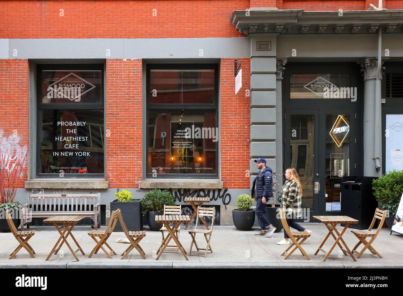 Dr. Smood, 470 Broome St, New York, NY. exterior storefront of an organic cafe in the SoHo neighborhood in Manhattan. Stock Photo