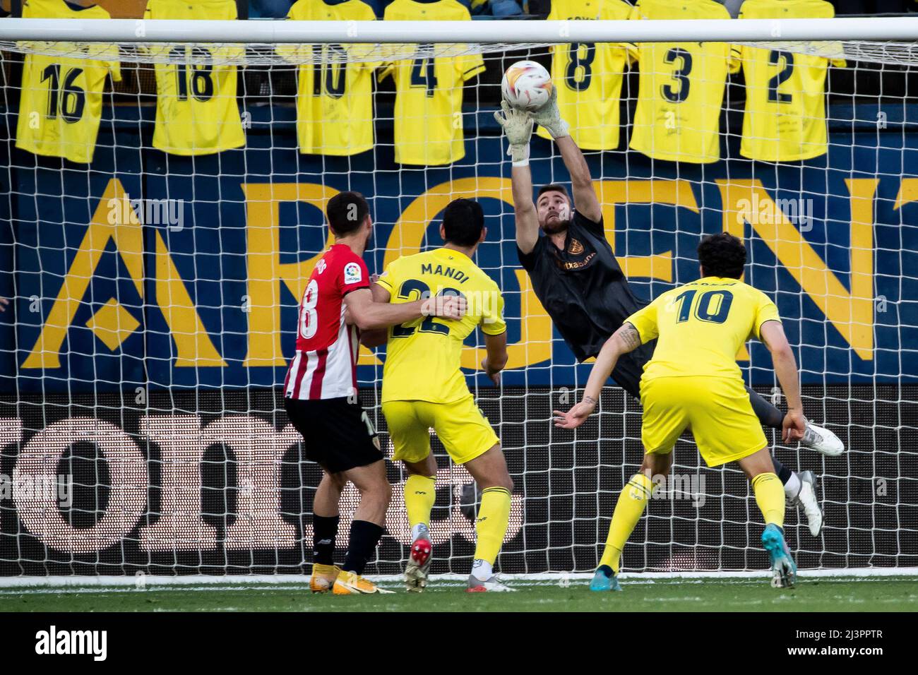 Villarreal, Spain, April 9, 2022. Unai Simon of Athletic club de Bilbao  blocks the ball during La Liga match between Villarreal cf vs Athletic club  de Bilbao. Photo by Jose Miguel Fernandez /