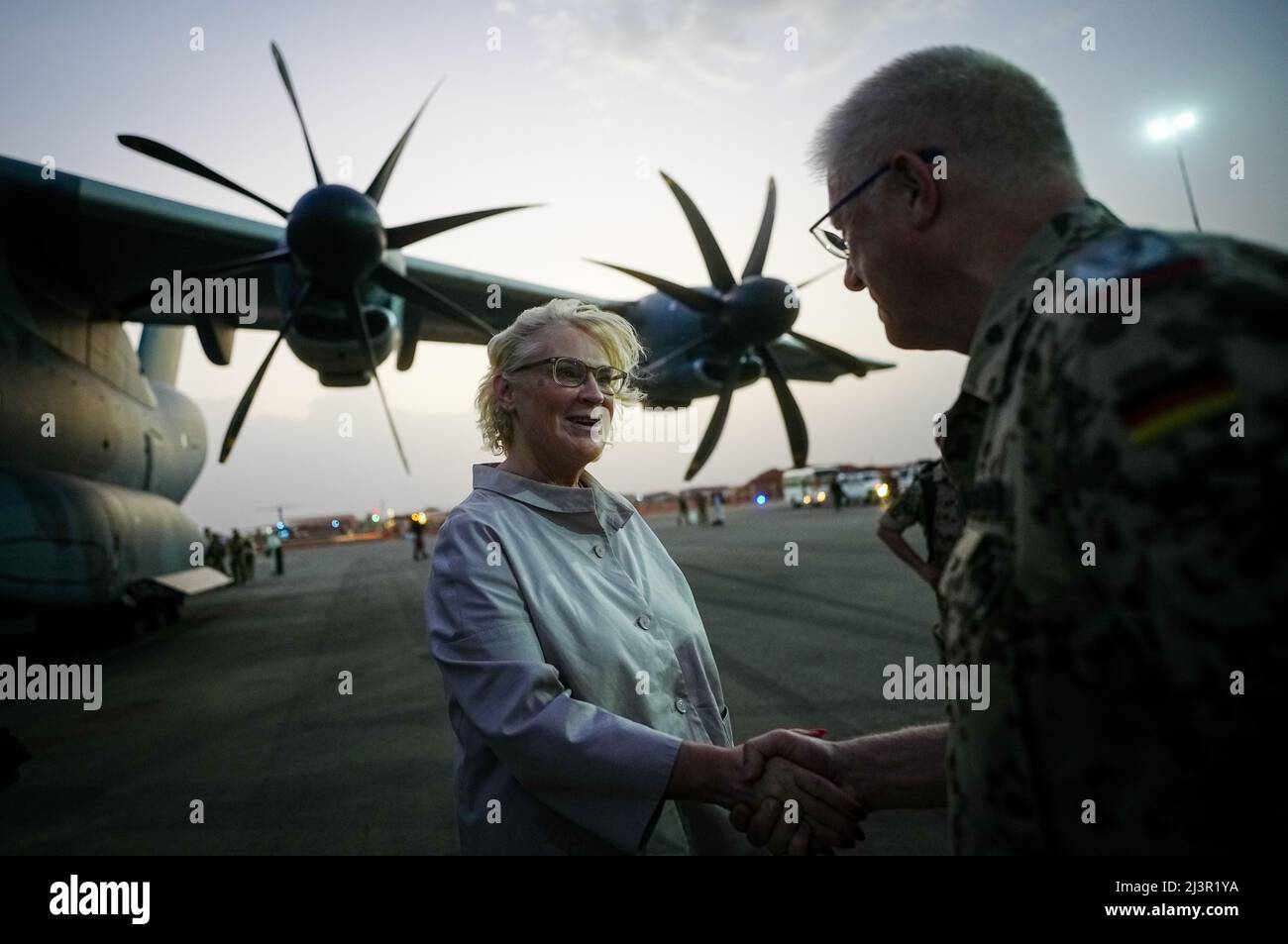 Niamey, Niger. 09th Apr, 2022. Christine Lambrecht (SPD), Federal Minister of Defense, is greeted by Bundeswehr soldiers at Niamey airport this evening on the Bundeswehr Airbus A400M after landing from Gao in Mali. The minister is visiting German soldiers in West Africa. The Bundeswehr is involved in Niger in the UN mission Minusma and the EU training mission EUTM. Credit: Kay Nietfeld/dpa/Alamy Live News Stock Photo