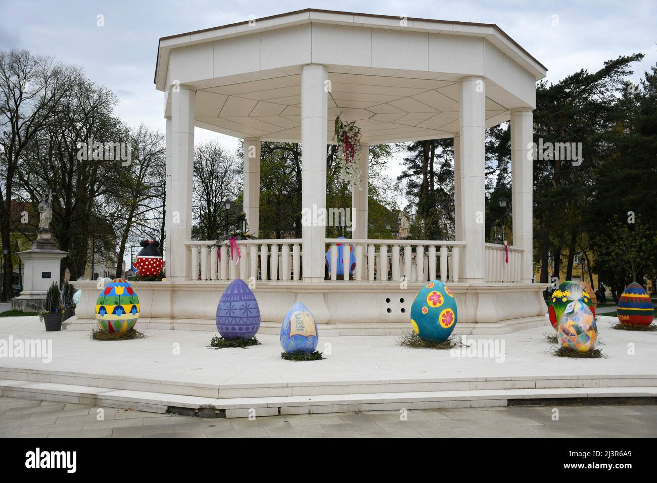 (220409) -- BJELOVAR (CROATIA), April 9, 2022 (Xinhua) -- Big Easter eggs for the upcoming Easter holiday are seen in central Bjelovar, Croatia, on April 9, 2022. (Damir Spehar/PIXSELL via Xinhua) Stock Photo