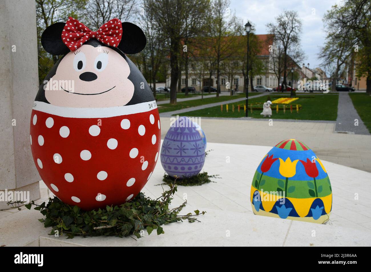 (220409) -- BJELOVAR (CROATIA), April 9, 2022 (Xinhua) -- Big Easter eggs for the upcoming Easter holiday are seen in central Bjelovar, Croatia, on April 9, 2022. (Damir Spehar/PIXSELL via Xinhua) Stock Photo