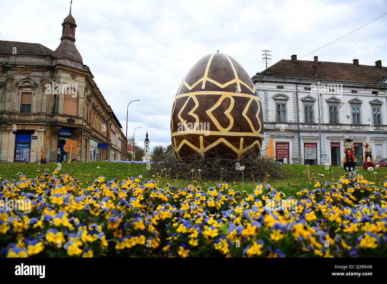 (220409) -- BJELOVAR (CROATIA), April 9, 2022 (Xinhua) -- A huge Easter egg for the upcoming Easter holiday is seen in central Bjelovar, Croatia, on April 9, 2022. (Damir Spehar/PIXSELL via Xinhua) Stock Photo