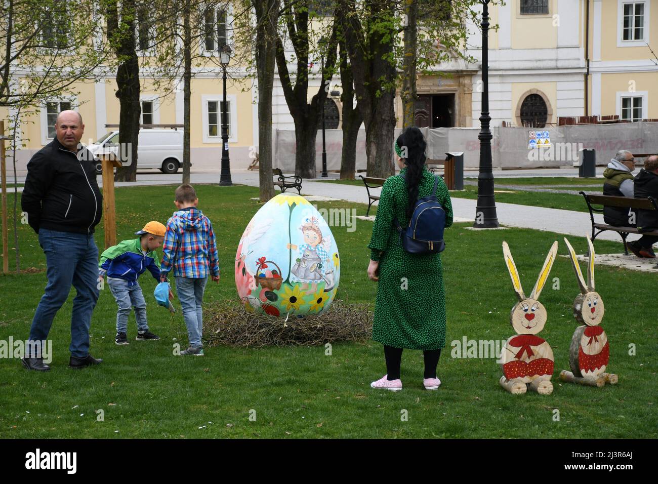 (220409) -- BJELOVAR (CROATIA), April 9, 2022 (Xinhua) -- People look at a big Easter egg in central Bjelovar, Croatia, on April 9, 2022. (Damir Spehar/PIXSELL via Xinhua) Stock Photo