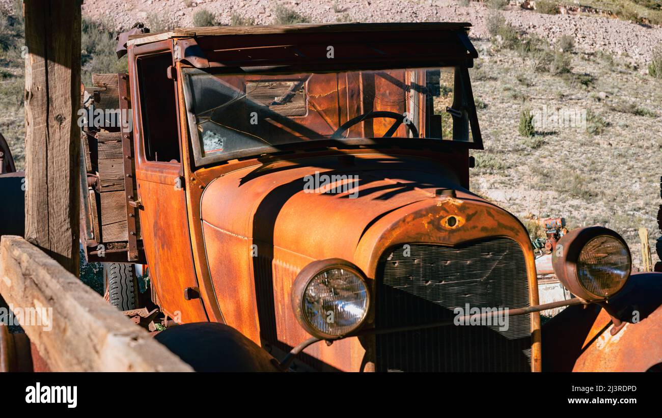Abandoned old car in the desert Stock Photo - Alamy