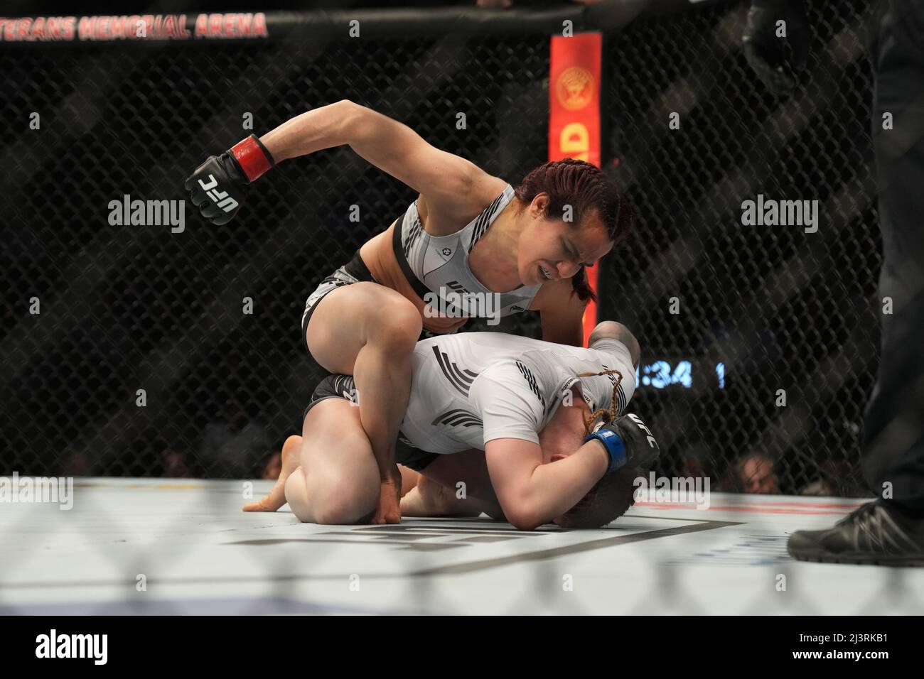 JACKSONVILLE, FL APRIL 9 Piera Rodríguez (top) punches Kay Hansen in