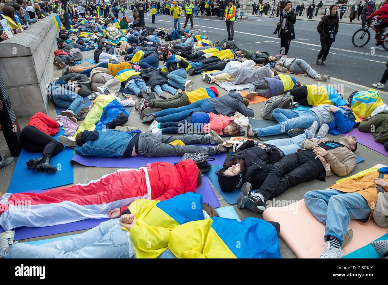 LONDON, APRIL 09 2022, Ukrainian protesters demonstrate against the Russian invasion of Ukraine outside Downing Street on Whitehall, London. Stock Photo