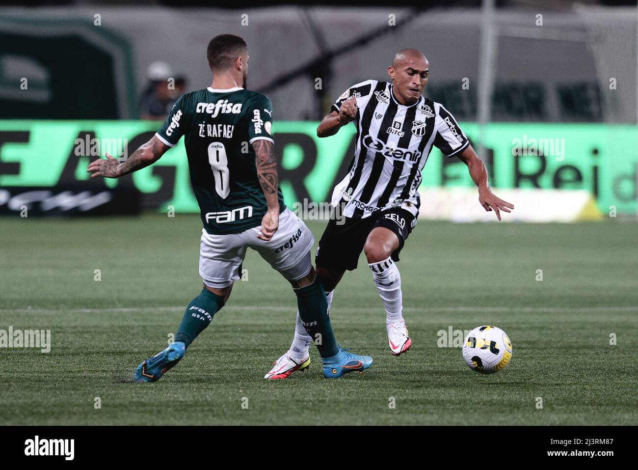 Sao Paulo, Brazil. 09th Apr, 2022. SP - Sao Paulo - 09/04/2022 - BRASILEIRO A 2022, PALMEIRAS X CEARA - Ze Rafael jogador do Palmeiras disputa lance com Nino Paraiba jogador do Ceara durante partida no estadio Arena Allianz Parque pelo campeonato Brasileiro A 2022. Foto: Ettore Chiereguini/AGIF Credit: AGIF/Alamy Live News Stock Photo