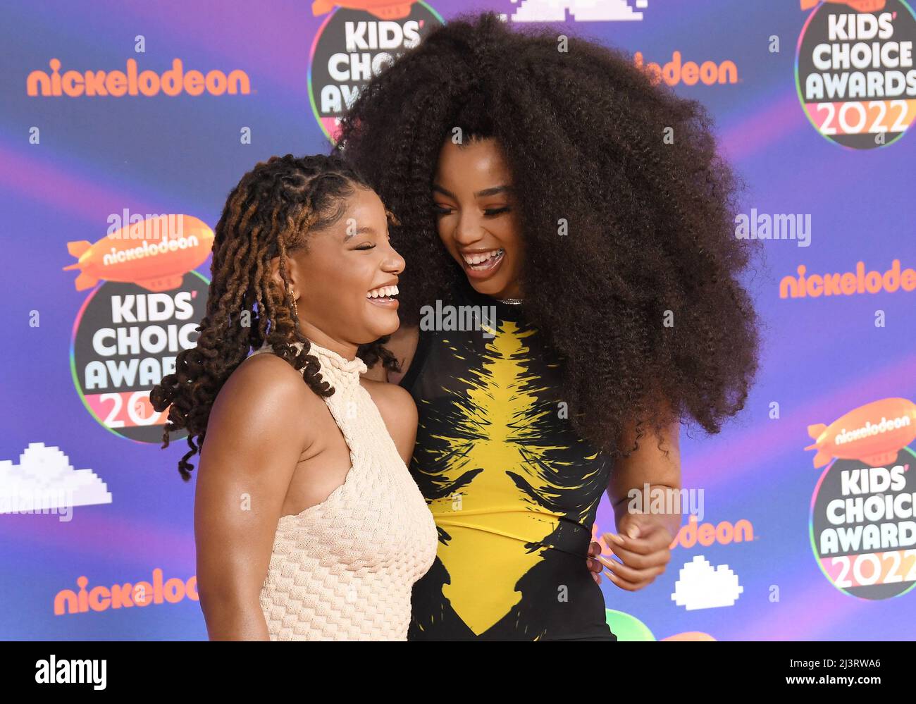 (L-R) Halle Bailey and Chloe Bailey arrives at the 2022 Nickelodeon Kid