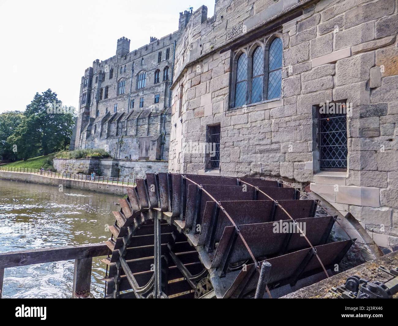 The Castle Mill waterwheel at medieval Warwick Castle on the River Avon in Warwickshire, England, UK. Stock Photo