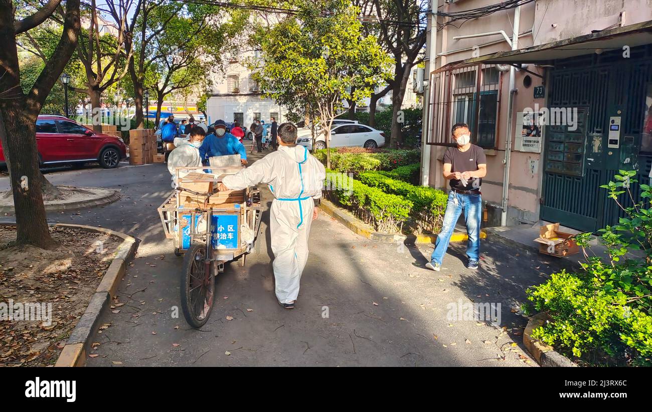 SHANGHAI, CHINA - APRIL 8, 2022 - Volunteers unload and count rice, grain and oil from trucks before delivering goods door-to-door in Shanghai, China, Stock Photo
