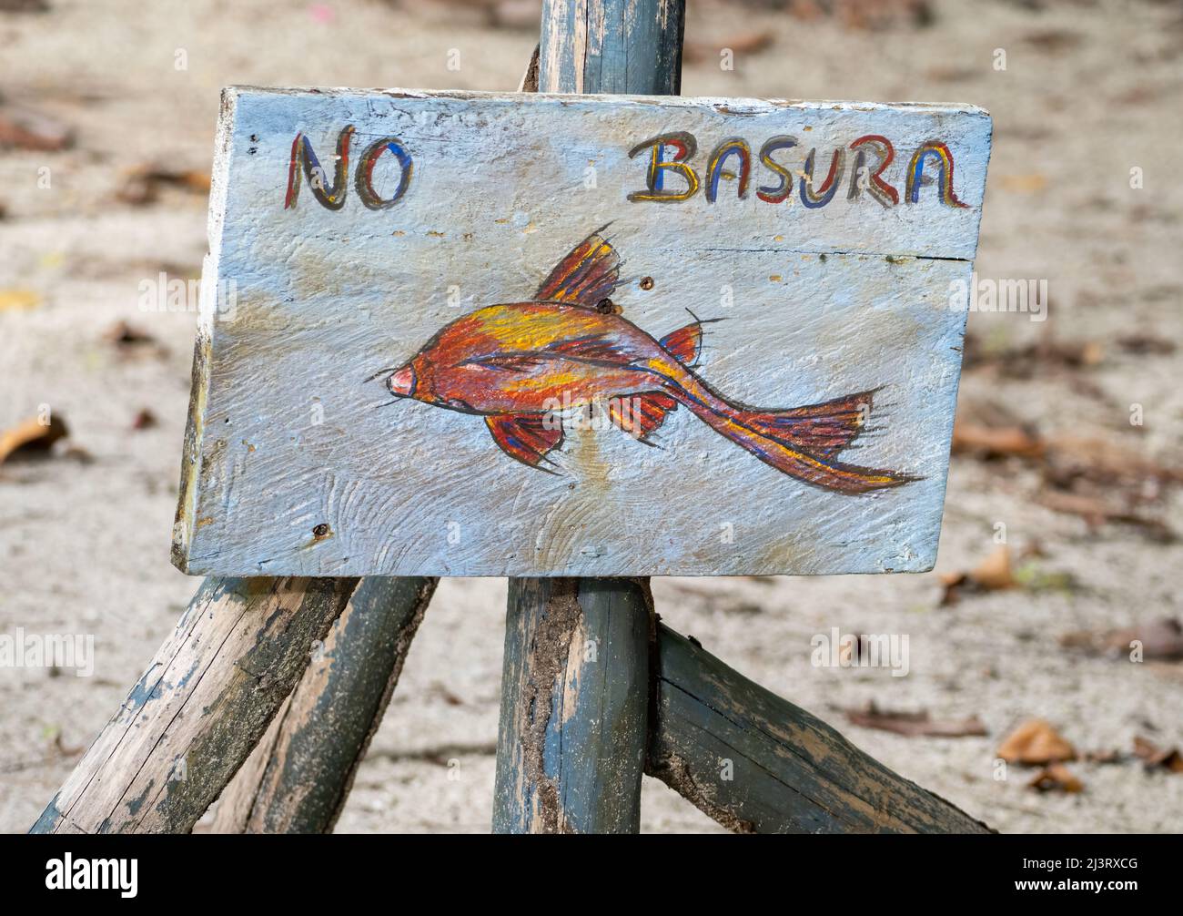 Handpainted beach sign with fish in Spanish, No Basura (Don't Litter) Stock Photo