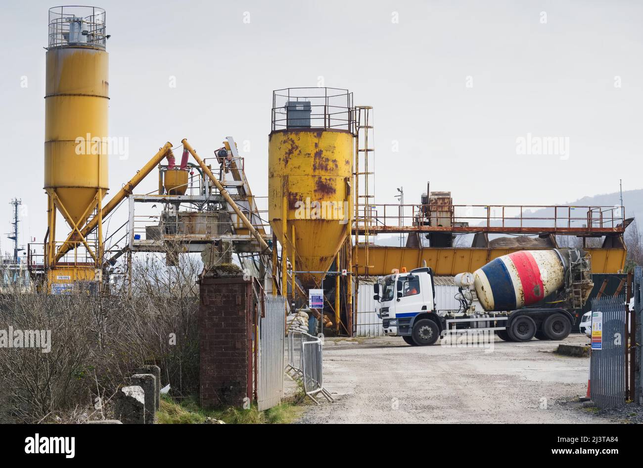 Cement mixing yellow towers and manufacturing site Stock Photo Alamy