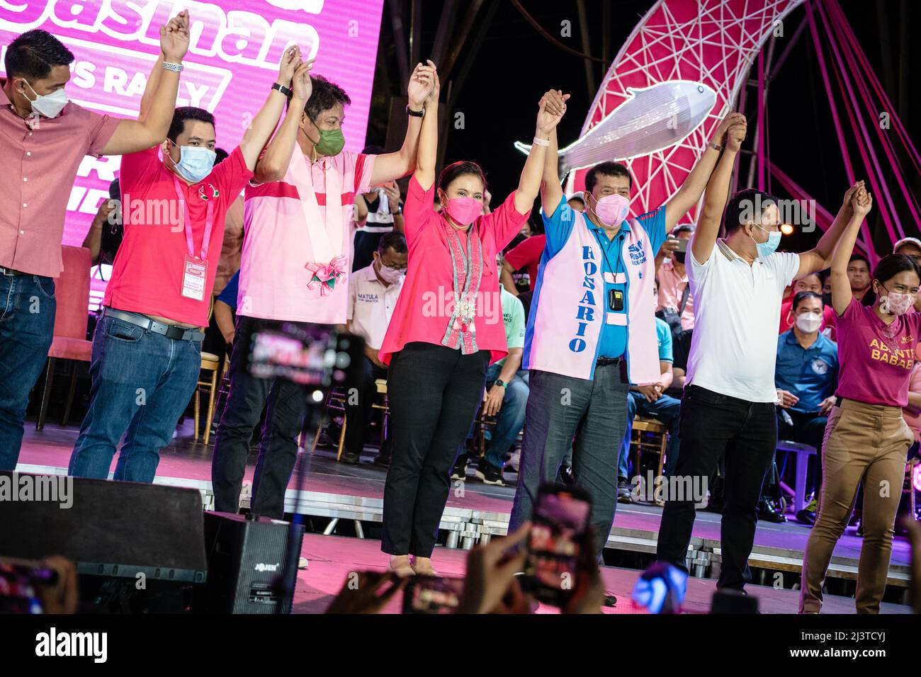 Dagupan, Philippines. 09th Apr, 2022. Philippines Vice President Leni Robredo (4th R) takes part during the campaign rally. Vice President Leni Robredo takes part in a grand rally as she campaigns for the Philippine presidency in Dagupan, Pangasinan. Robredo is running for the presidency against Ferdinand 'Bongbong' Marcos Jr., the son and namesake of ousted dictator Ferdinand Marcos Sr. Credit: SOPA Images Limited/Alamy Live News Stock Photo