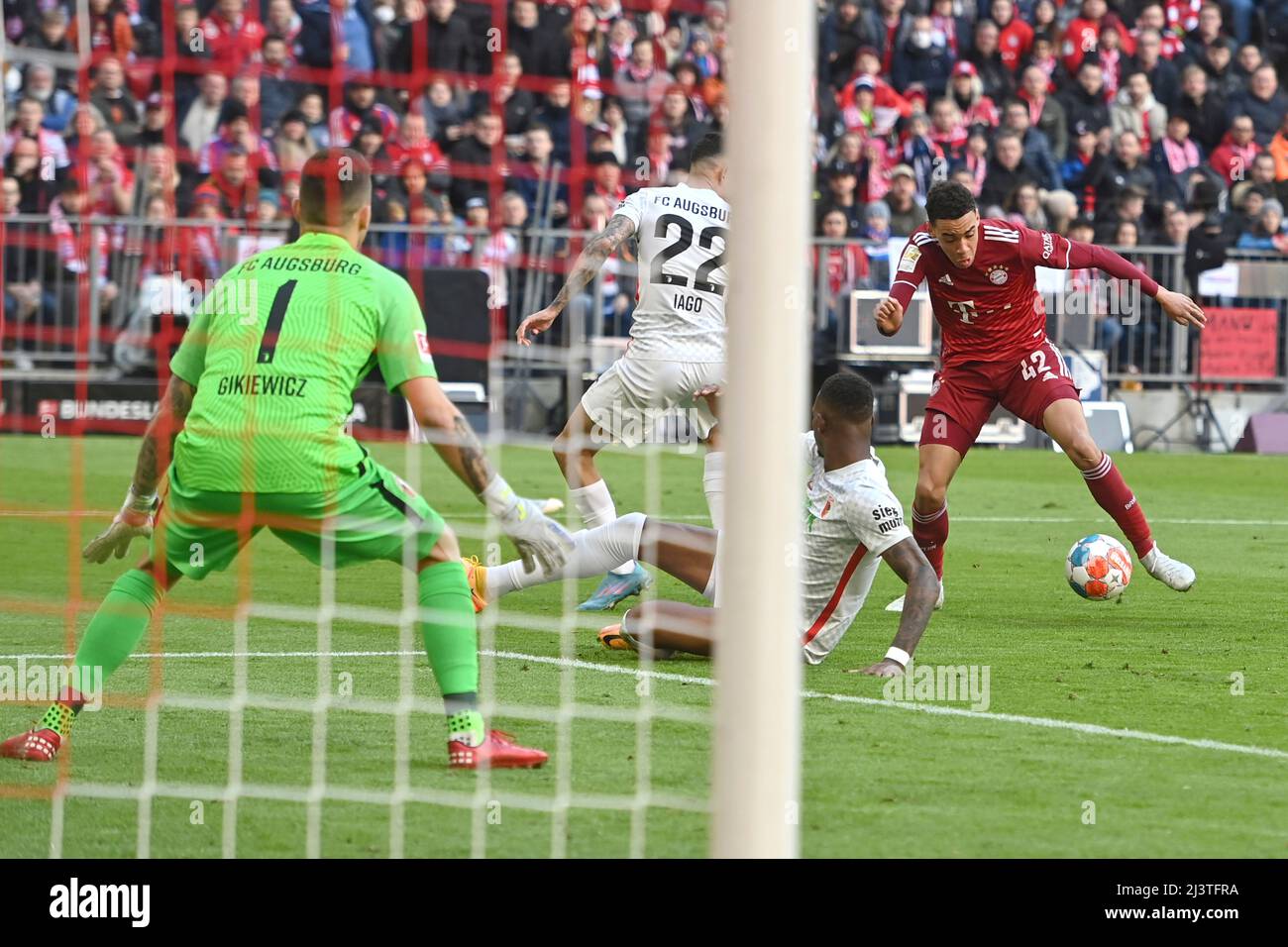 goalchance Jamal MUSIALA (FC Bayern Munich), action, scene in the penalty area. Football 1st Bundesliga season 2021/2022, 29.matchday, matchday29. FC Bayern Munich - FC Augsburg 1-0 on April 9th, 2022, ALLIANZARENA Munich. Stock Photo