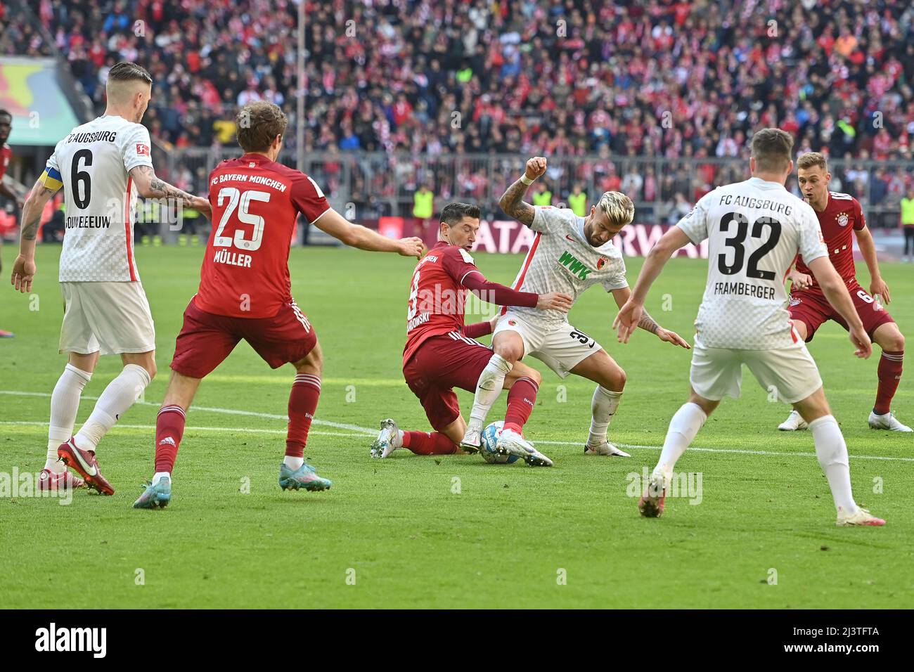 Robert LEWANDOWSKI (FC Bayern Munich), action, duels versus Niklas ...