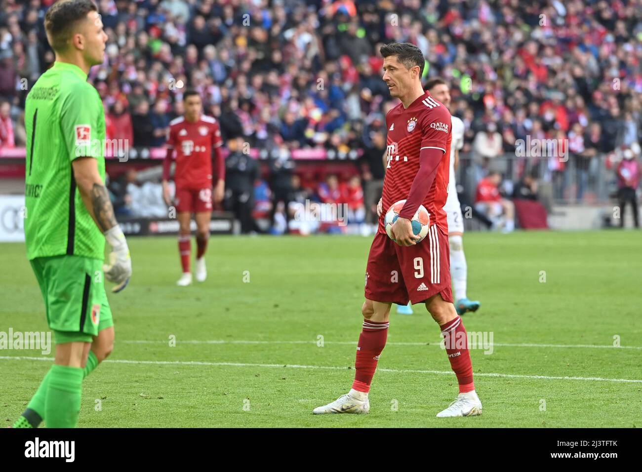 Robert LEWANDOWSKI (FC Bayern Munich) before taking the penalty, penalty kick with the ball. Soccer 1. Bundesliga season 2021/2022, 29.matchday, matchday29. FC Bayern Munich - FC Augsburg 1-0 on April 9th, 2022, ALLIANZARENA Munich. Stock Photo