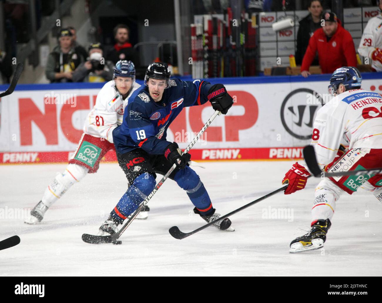 Nürnberg Ice Tigers spielen gegen die Düsseldorfer EG um den Einzug in die Playoffs in der Saison 2021/22. Stock Photo