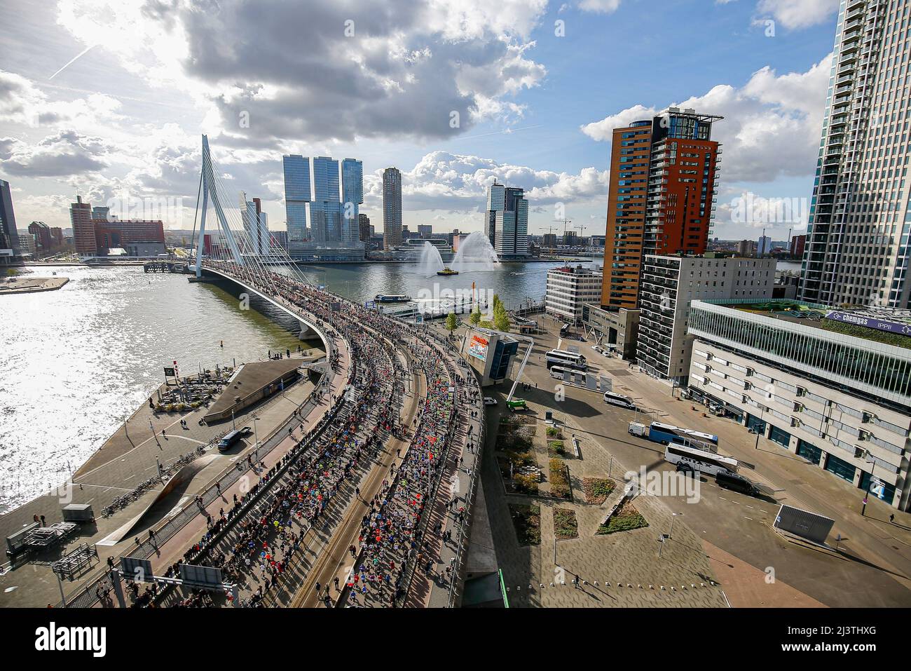 Rotterdam, Netherlands. 10th Apr, 2022. ROTTERDAM, 10-4-2022, NN Marathon  Rotterdam 2022, start of the Rotterdam Marathon (Photo by Pro Shots/Sipa  USA) *** World Rights Except Austria and The Netherlands *** Credit: Sipa