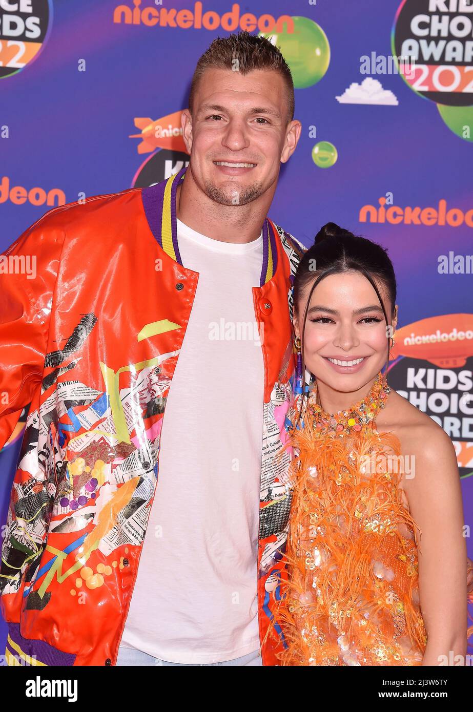 SANTA MONICA, CA - APRIL 09: (L-R) Rob Gronkowski and Miranda Cosgrove attend the 2022 Nickelodeon Kid's Choice Awards at Barker Hangar on April 09, 2 Stock Photo