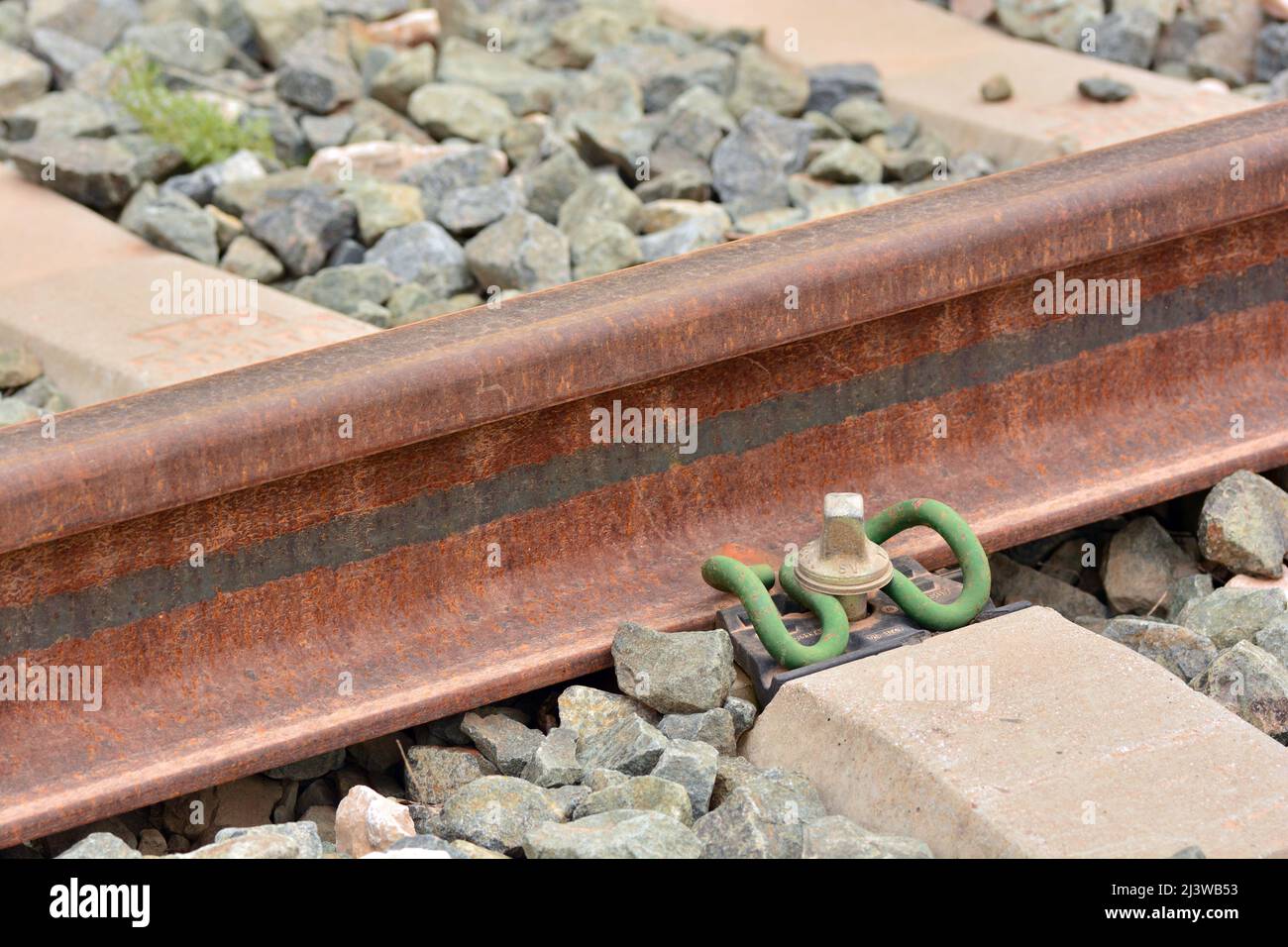 Detalle de los anclajes de la vía del tren Stock Photo