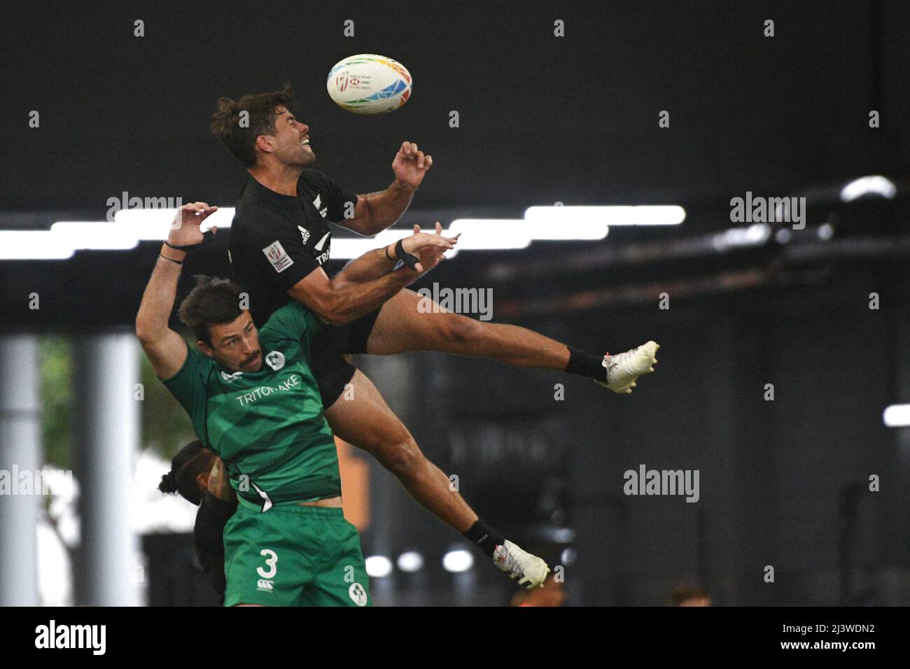 Singapore. 10th Apr, 2022. Andrew Knewstubb (top) of New Zealand vies with Harry McNulty of Ireland during the semifinal at the HSBC World Rugby Sevens Singapore stop, held in the National Stadium on April 10, 2022. Credit: Then Chih Wey/Xinhua/Alamy Live News Stock Photo