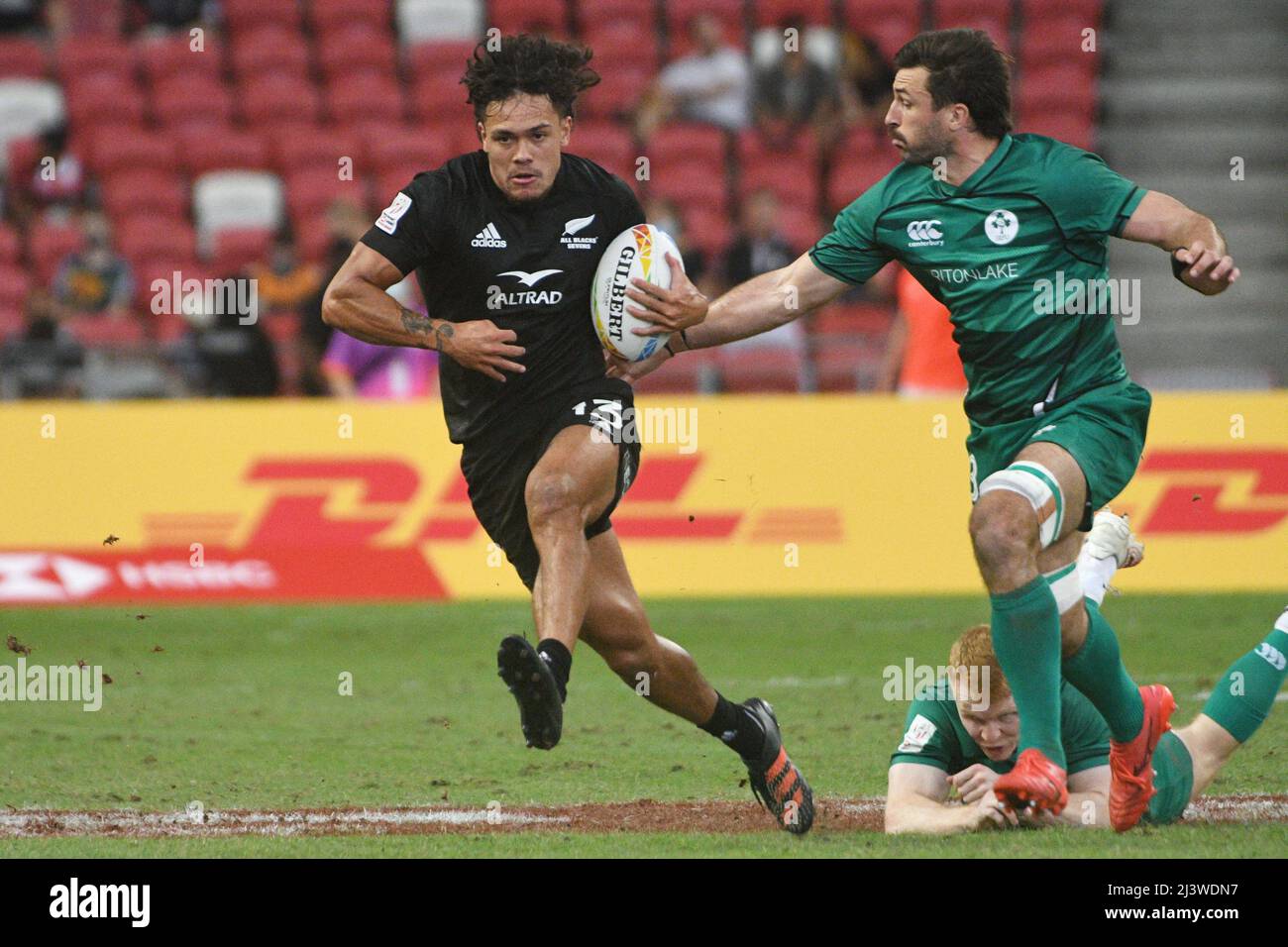 Singapore. 10th Apr, 2022. Moses Leo (L) of New Zealand competes during the semifinal between Ireland and New Zealand at the HSBC World Rugby Sevens Singapore stop, held in the National Stadium on April 10, 2022. Credit: Then Chih Wey/Xinhua/Alamy Live News Stock Photo
