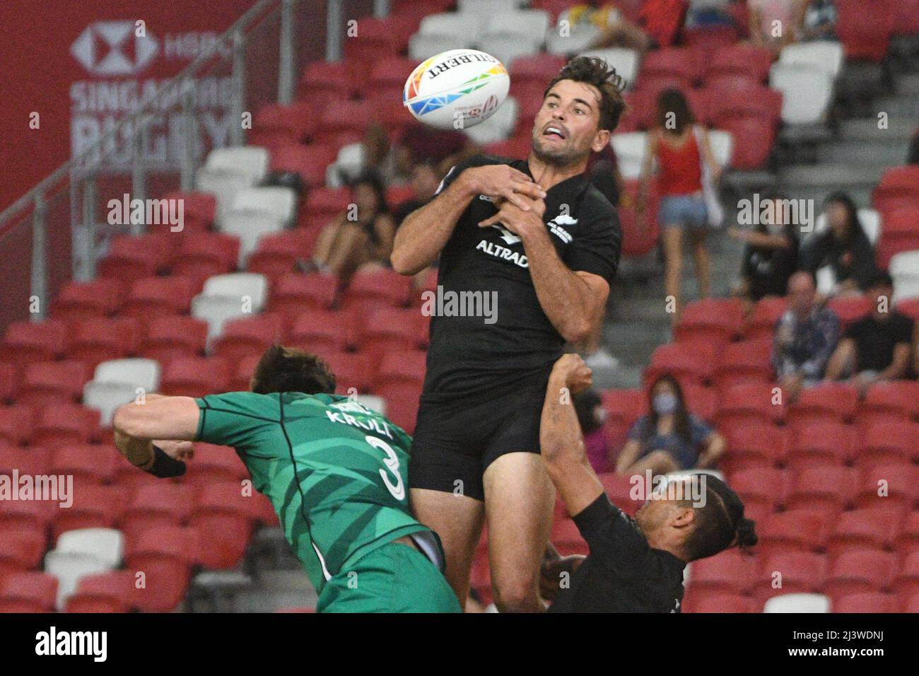 Singapore. 10th Apr, 2022. Andrew Knewstubb (C) of New Zealand competes during the semifinal between Ireland and New Zealand at the HSBC World Rugby Sevens Singapore stop, held in the National Stadium on April 10, 2022. Credit: Then Chih Wey/Xinhua/Alamy Live News Stock Photo
