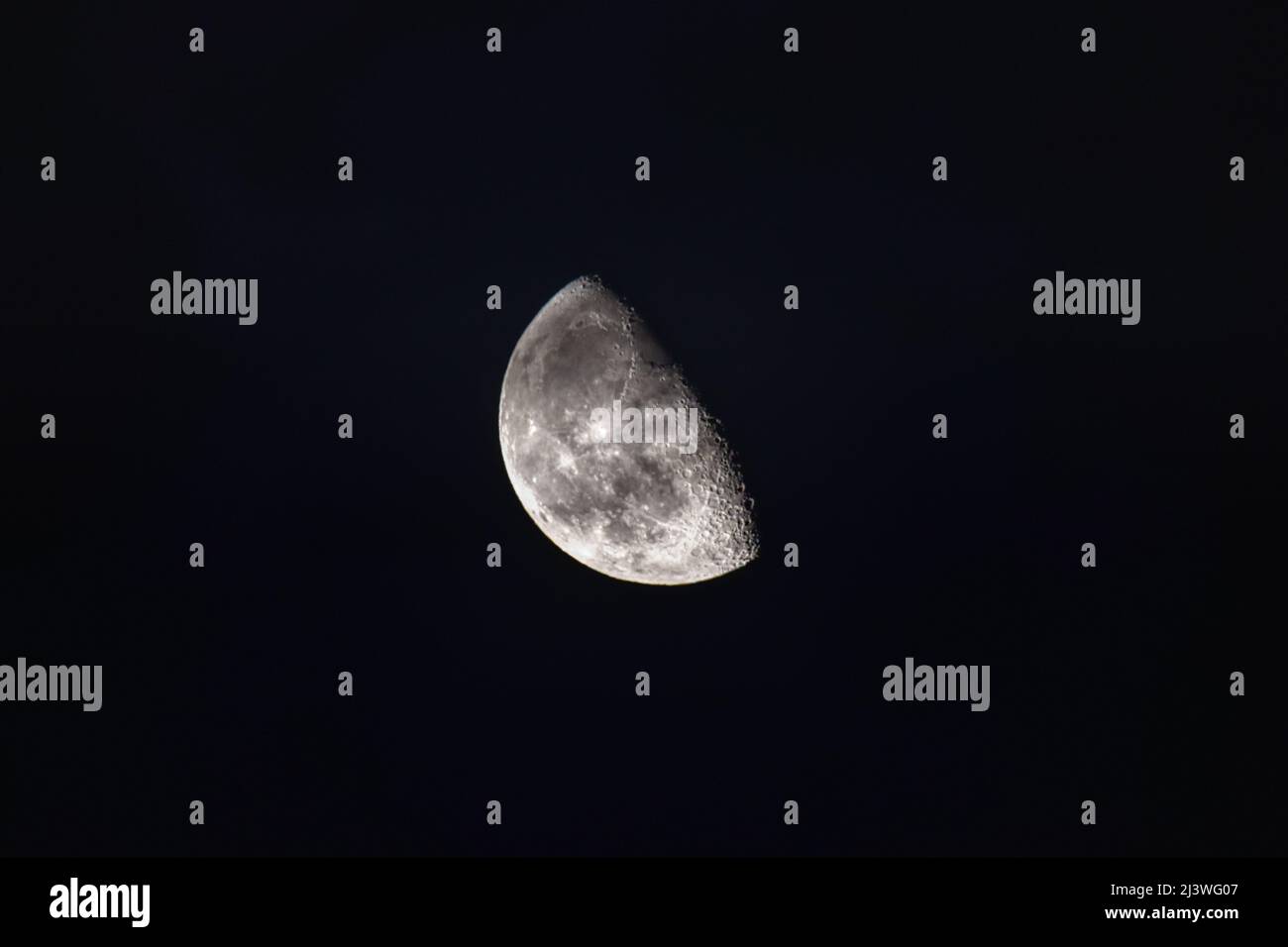 Mond, Erdtrabant, Erdmond, Krater, Halbmond, Zunehmend, Abnehmend, Nacht,  Leuchten, Mondkrater, Mondlandschaft, reflektieren, Satellit, natürlich,  Pha Stock Photo - Alamy