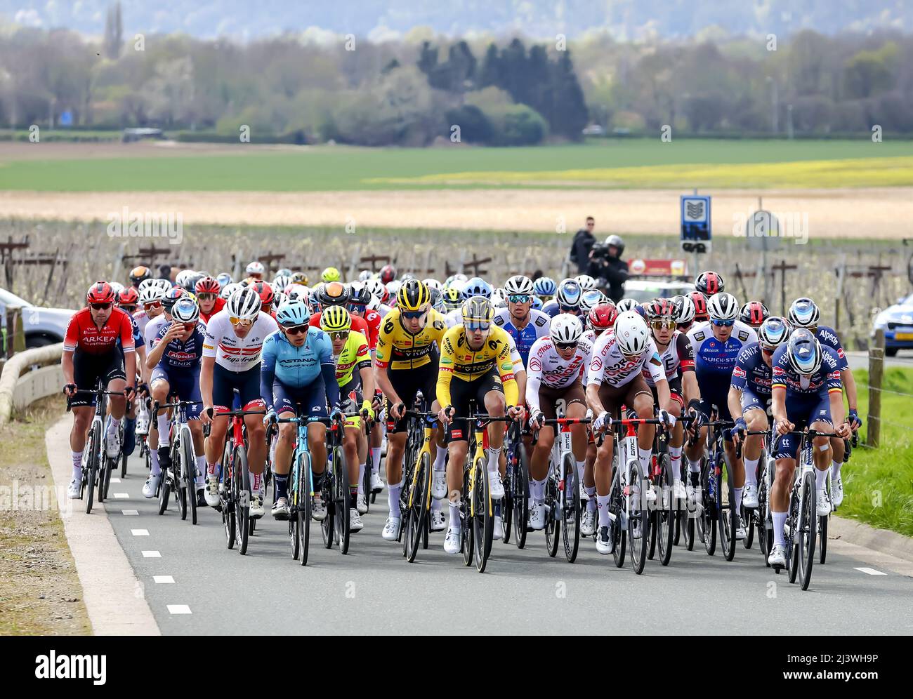 Rotterdam, Netherlands. 10th Apr 2022. GRONSVELD - The peloton with Tom Dumoulin in the middle in action during the 56th Amstel Gold Race 2022 on April 10, 2022 in Valkenburg, The Netherlands. ANP VINCENT JANNINK Credit: ANP/Alamy Live News Stock Photo