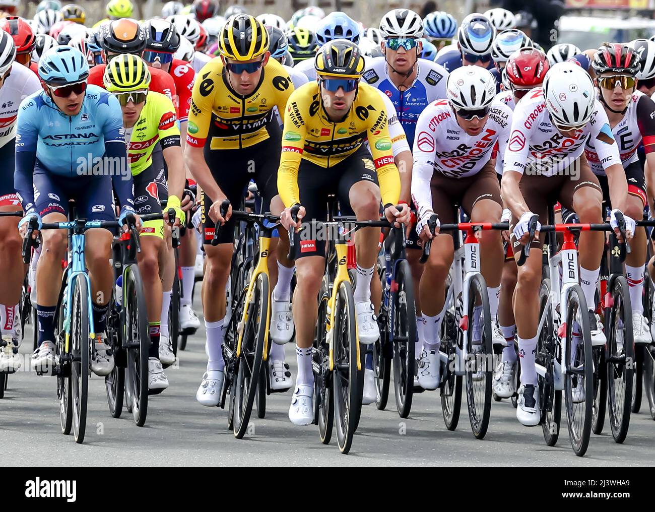 Rotterdam, Netherlands. 10th Apr 2022. GRONSVELD - The peloton with Tom Dumoulin in the middle in action during the 56th Amstel Gold Race 2022 on April 10, 2022 in Valkenburg, The Netherlands. ANP VINCENT JANNINK Credit: ANP/Alamy Live News Stock Photo