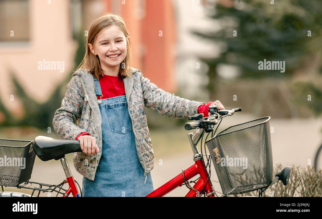 Preteen girl with golden retriever dog Stock Photo - Alamy