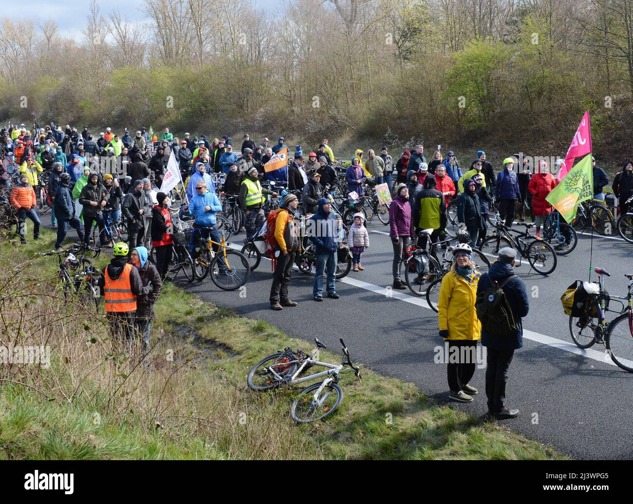 Brunswick, Germany. 10th Apr, 2022. Cyclists demonstrate on the closed BAB 39 in Braunschweig for a traffic turnaround. The bicycle demonstration was called by the alliance 'Verkehrswende statt Antriebswende (VWsAW)'. The participating initiatives demanded an immediate stop to all further highway construction and a reconstruction of the roads for pedestrians, cyclists and public transport. Credit: Frank Tunnat/dpa/Alamy Live News Stock Photo