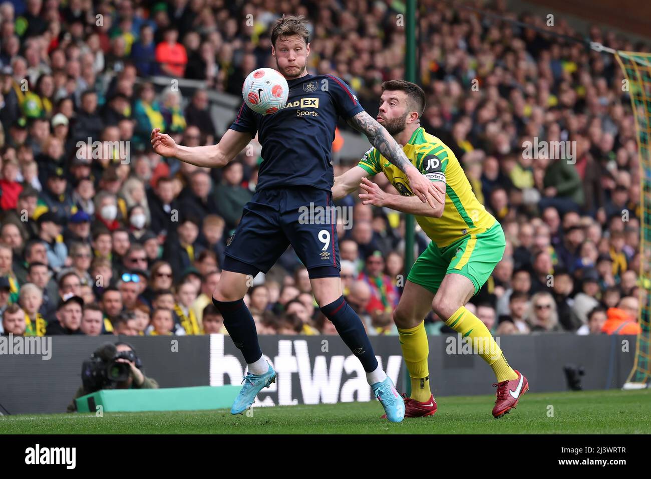 Carrow Road, Norwich, Norfolk, UK. 10th Apr, 2022. Premier League football, Norwich versus Burnley; Wout Weghorst of Burnley is under pressure from Grant Hanley of Norwich City Credit: Action Plus Sports/Alamy Live News Stock Photo