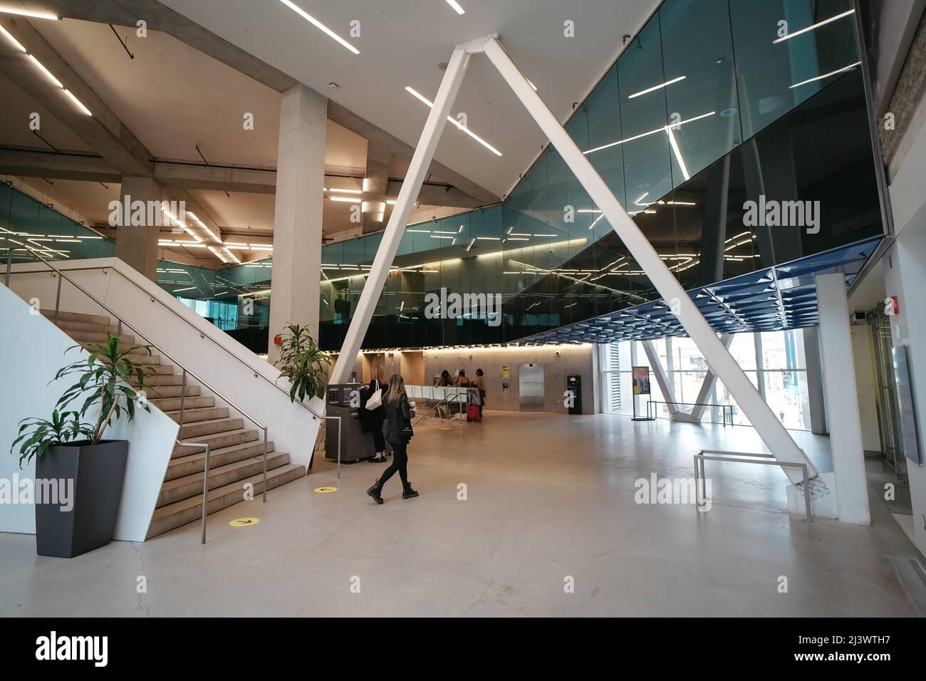 The Sheldon & Tracy Levy Student Learning Centre (SLC) is an iconic structure in the heart of Toronto and a symbolic “front door” of the Ryerson Unive Stock Photo