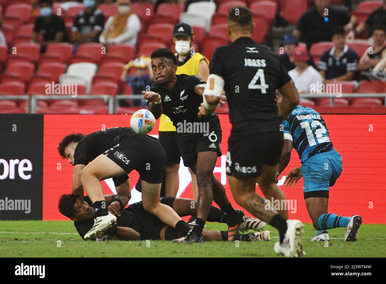 Singapore. 10th Apr, 2022. Akuila Rokolisoa (C) of New Zealand competes during the final between New Zealand and Fiji at the HSBC World Rugby Sevens Singapore stop, held in the National Stadium on April 10, 2022. Credit: Then Chih Wey/Xinhua/Alamy Live News Stock Photo