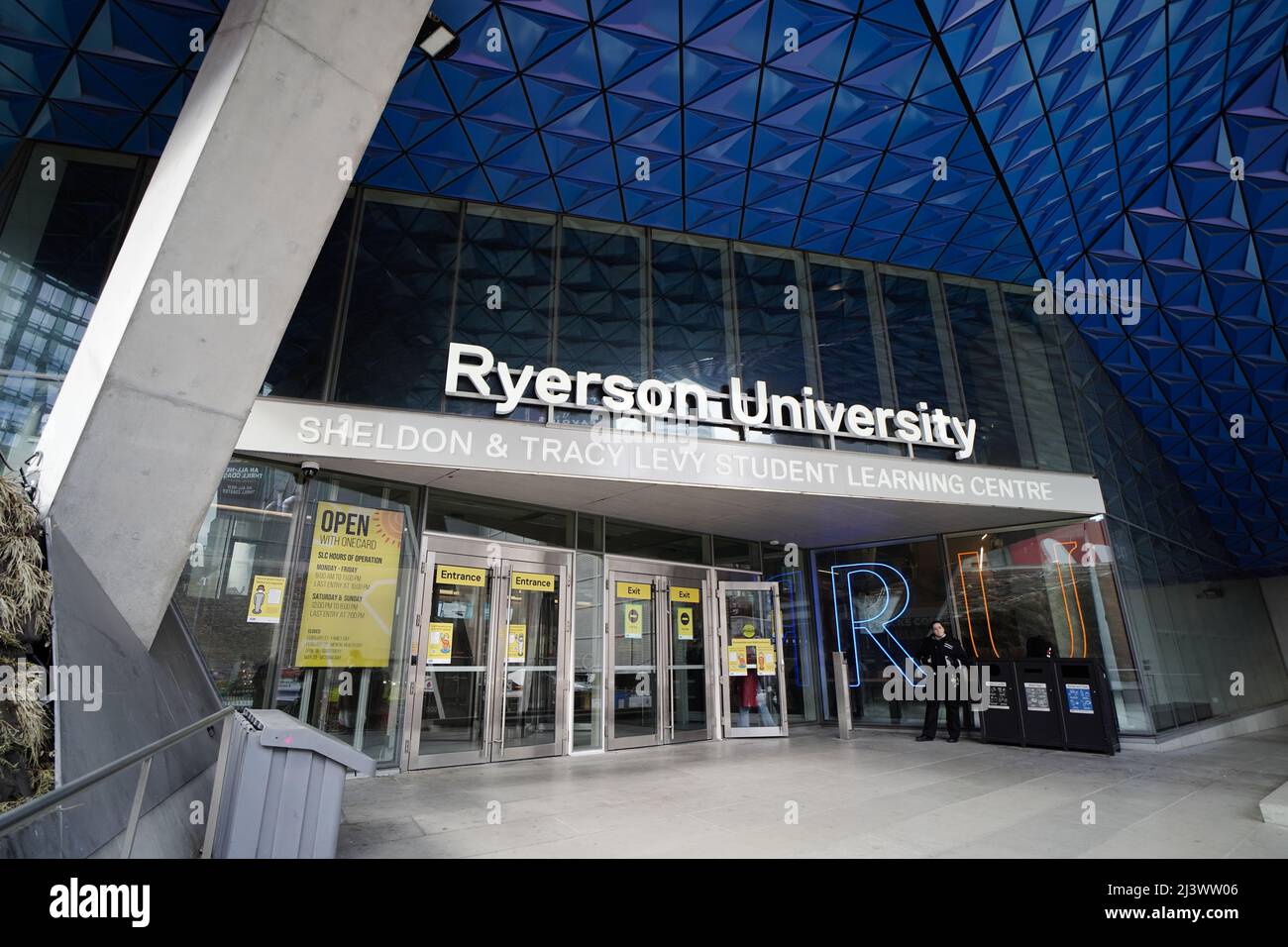 The Sheldon & Tracy Levy Student Learning Centre (SLC) is an iconic structure in the heart of Toronto and a symbolic “front door” of the Ryerson Unive Stock Photo
