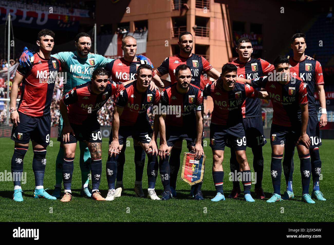 Genoa, Italy. 24 April 2022. Players of Genoa CFC celebrate the victory at  the end of the Serie A football match between Genoa CFC and Cagliari  Calcio. Credit: Nicolò Campo/Alamy Live News