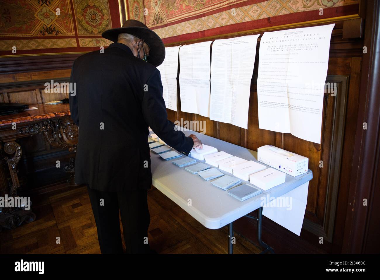 Marseille, France. 10th Apr, 2022. A citizen casts his ballot at a polling station in Marseille, southern France, April 10, 2022. Voting for the 2022 French presidential election began at 8:00 a.m. local time (0600 GMT) on Sunday in Metropolitan France. Credit: Clement Mahoudeau/Xinhua/Alamy Live News Stock Photo