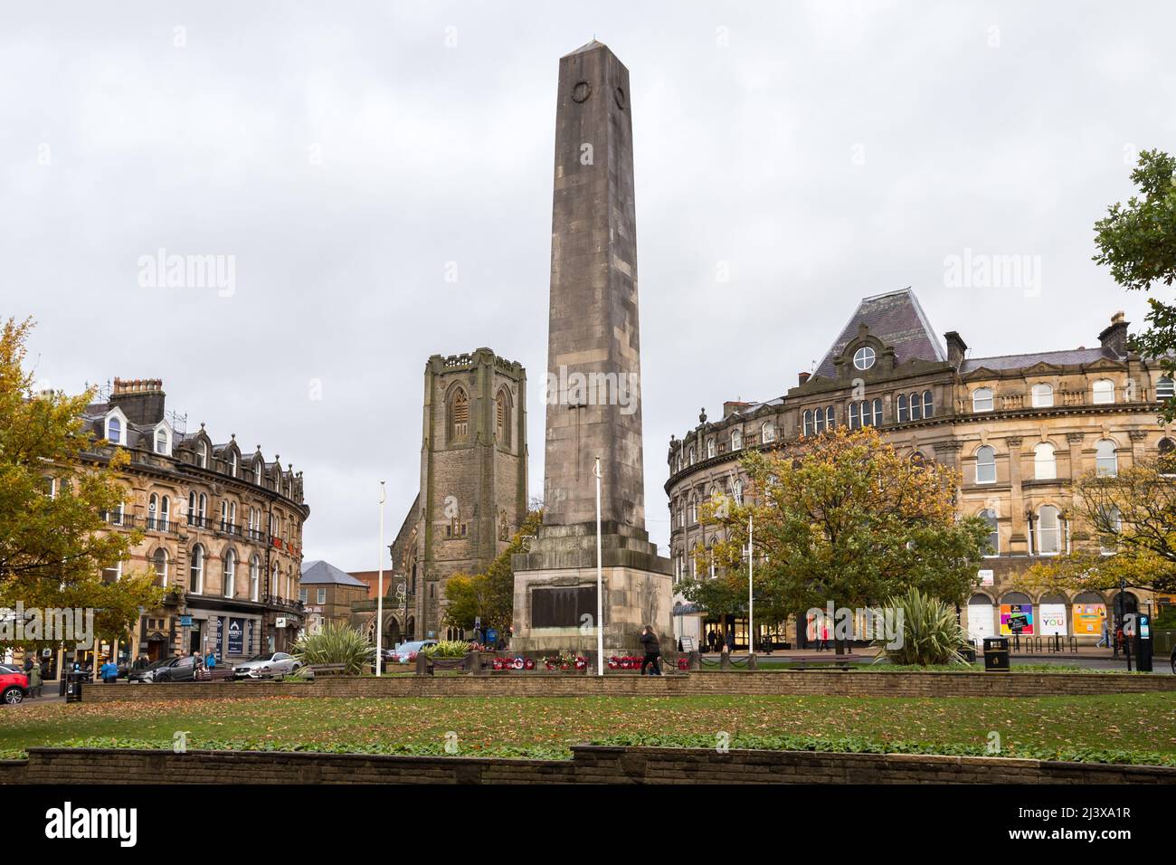 Cenotaph and St Peter's Church in Harrogate Stock Photo