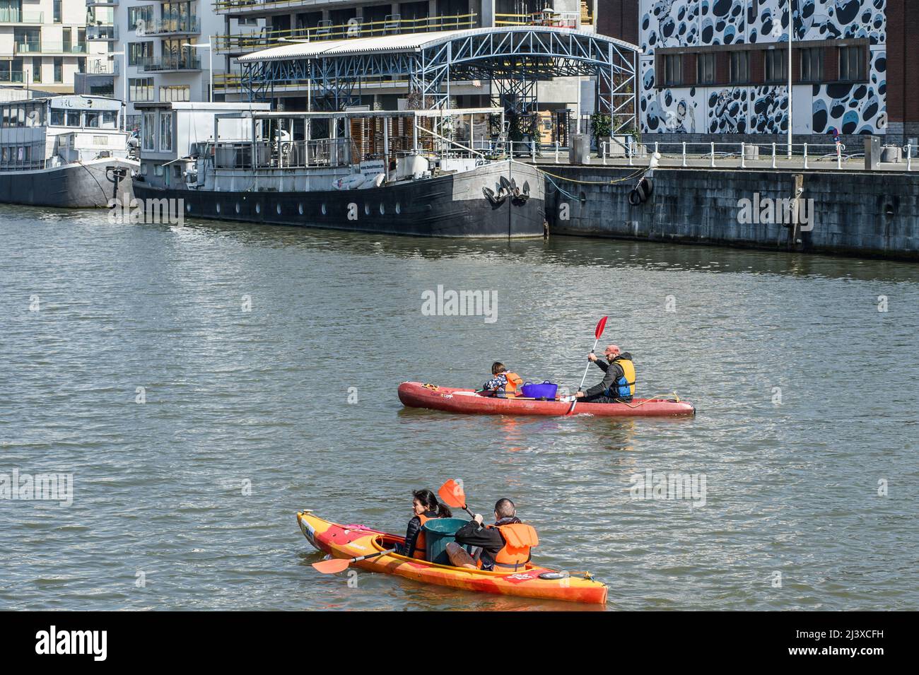 Kayaking on the Brussels canal nearby Yser metro station| Faire du kayak  sur le Canal de Bruxelles pres d'Yser Stock Photo - Alamy