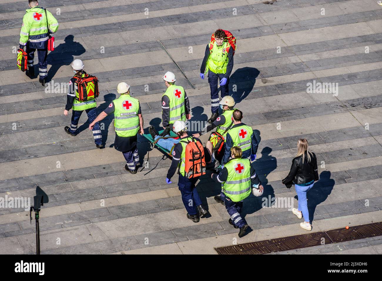 Red Cross intervention during a public event | Intervention des brancardiers et infirmiers de la croix-rouge pendant un evenement public Stock Photo