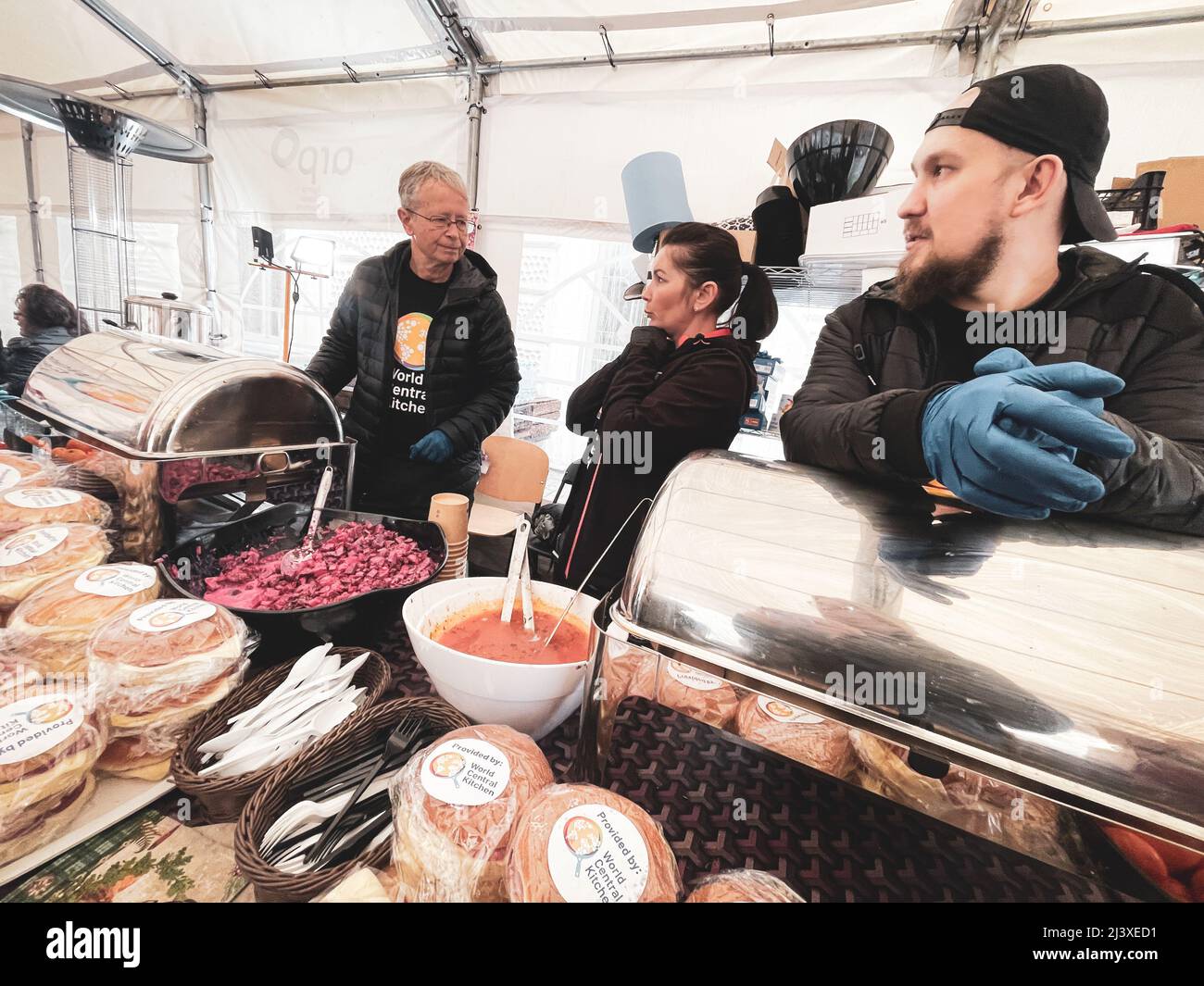 Aid workers food the hungry hi-res stock photography and images - Alamy