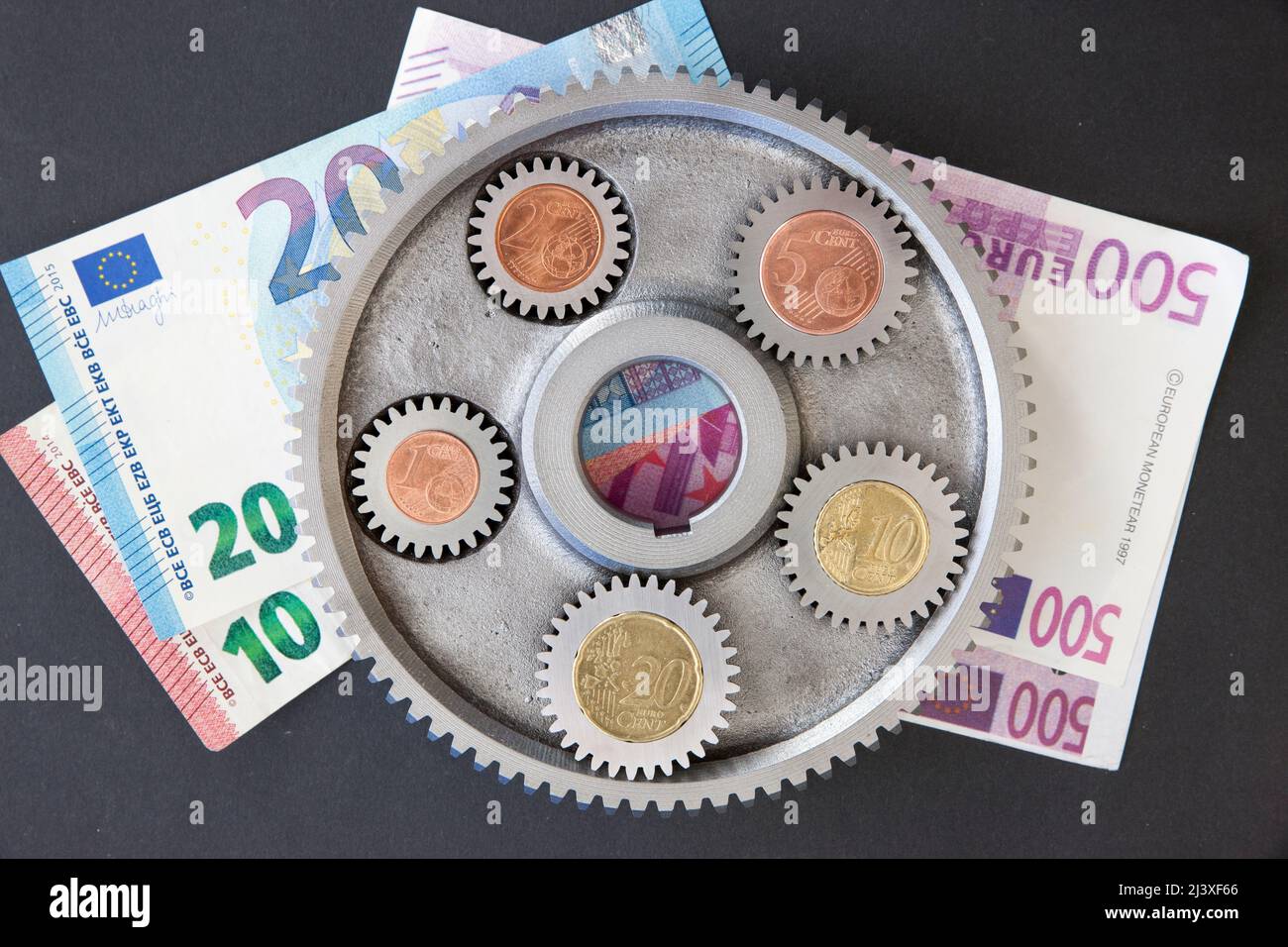 Euro-Bargeld mit Zahnrädern Stock Photo